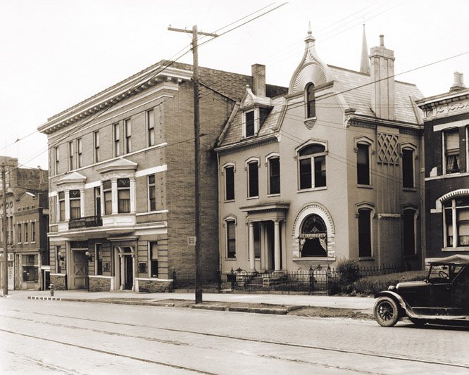 Milward_Broadway exterior in 1901.jpg
