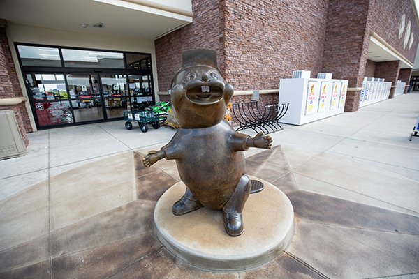 Bucc-ees Beaver Statue.jpg